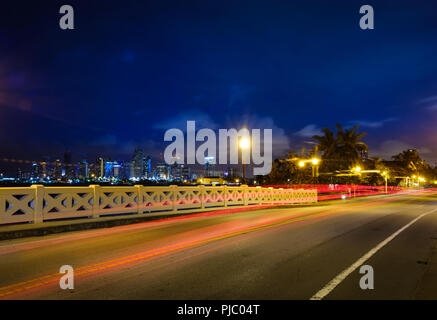 MIAMI, FLORIDE - circa 2017 SEPTEMBRE : Venetian Causeway et Miami skyline at night. Banque D'Images