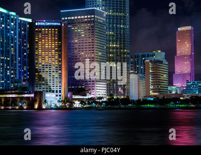 MIAMI, FLORIDE - circa 2018 SEPTEMBRE : vue sur le centre-ville de Miami, et de Brickell Key, Key Biscayne au crépuscule. Banque D'Images