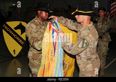 Le Lieutenant-colonel de l'armée américaine Kelvin Swint, à gauche), commandant du 2e Bataillon, 5e régiment de cavalerie, 1st Armored Brigade Combat Team, 1re Division de cavalerie et U.S. Army Command Sgt. Le major Aron Alexander, premier conseiller de l'enrôle 2-5 CAV, 1er ABCT, 1CD, le uncases uncasing bataillon de couleurs en cours de leur cérémonie à Mihail Kogalniceanu, Roumanie, 17 juillet 2019. La cérémonie d'uncasing marque officiellement le début de la 2-5 CAV mission en Roumanie et continue de renforcer le partenariat entre les États-Unis, l'OTAN partenaires et alliés. Banque D'Images