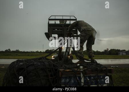 Un U.S. Marine avec des Groupe de travail air-sol marin - région Sud préparer une charge de fournitures et d'équipement au cours de l'exercice dans un ascenseur extérieur Flores, Guatemala, le 18 juillet 2018. Les Marines et les marins d'SPMAGTF-SC mènent la coopération de sécurité et de formation projets d'ingénierie avec des forces militaires de la nation d'Amérique centrale et du Sud. L'unité est également prêt à fournir une aide humanitaire et des secours en cas d'ouragan ou d'une autre situation d'urgence dans la région. Banque D'Images