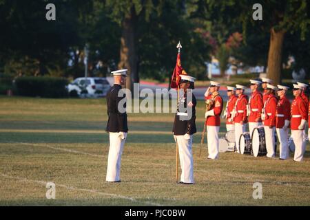 Le Capitaine Matthew S. Galadyk, commandant de peloton, Corps des Marines des États-Unis, demande silencieuse de la BCD à l'attention lors d'une performance à l'United States Naval Academy, Annapolis, MD., 19 juillet 2018. Plebe l'été est un programme de formation qui les civils pour les aspirants de transitions, et est une exigence pour tous les nouveaux étudiants de l'USNA. La bataille annuelle cérémonie couleur donne les aspirants de l'occasion de découvrir la relation entre la Marine et le Marine Corps. Banque D'Images