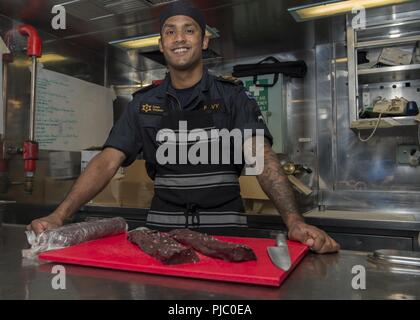 BASE COMMUNE de Pearl Harbor, Hawaï (HICKAM 6 juillet 2018) Royal New Zealand Navy Chef de file de l'Zylen Thomas, Auckland, Nouvelle-Zélande, s'arrête pour un portrait dans le cadre d'un exercice Rim of the Pacific (RIMPAC) campagne électorale destiné à mettre en lumière la diversité des pays participants, appelés les visages de l'exercice RIMPAC. Vingt-cinq nations, 46 navires, 5 sous-marins, environ 200 avions et 25 000 personnes participent à l'EXERCICE RIMPAC du 27 juin au 2 août dans et autour des îles Hawaï et la Californie du Sud. Le plus grand exercice maritime international RIMPAC, fournit une formation unique whil Banque D'Images