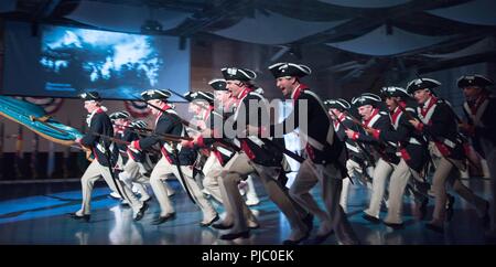 La forme des soldats américains 3d (Régiment d'infanterie de la vieille garde) réaliser une performance Tattoo Twilight, accueilli par le Général Timothy J. Kadavy, directeur de l'Army National Guard, dans Conmy Hall, Joint Base Henderson-Hall Myer, Virginie, le 18 juillet 2018. Avant le spectacle, Kadavy administré le serment d'engagement de 60 jeunes hommes et femmes qui ont rejoint les rangs de la Garde nationale de l'Armée de soldat du futur au cours d'une cérémonie d'assermentation. Banque D'Images