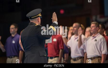 Le lieutenant-général Timothy J. Kadavy, directeur de l'Army National Guard, administre le serment d'engagement de 60 jeunes hommes et femmes qui ont rejoint les rangs de l'Armée de la Garde nationale, au cours d'une future Soldier d'assermentation. La cérémonie faisait partie de Twilight Tattoo performance, avec la forme des soldats américains 3d (Régiment d'infanterie de la vieille garde) et le U.S. Army Band "Pershing propre." Banque D'Images