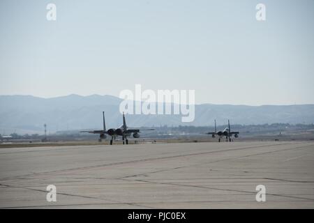 F-15Cs affecté à la 122e Escadron de chasse, 159e Escadre de chasse, Naval Air Station Joint Reserve Base New Orleans, Louisiane, taxi à Gowen Field, Boise, Idaho le 19 juillet 2018. Le 122FS est en formation avec le 124e de Boise Fighter Wing's 190th Fighter Squadron A-10 Thunderbolt II. Banque D'Images