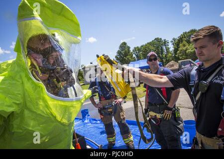 Un pompier américain Morris Township chèques membre de l'équipe d'enquête de l'Armée de Sgt. Joseph Bercovic, 21 armes de Destruction-Civil Équipe de soutien (21e ADM-CST), New Jersey, de la Garde nationale de la contamination résiduelle lors d'une coordination inter-agences de l'exercice au centre de technologie de la défense de patrie, Picatinny Arsenal, N.J., le 18 juillet 2018. Le 21e ADM-CST formés avec le New Jersey Army National Guard, 1ère du 150ème bataillon d'hélicoptères d'assaut ; le New Jersey Department of Corrections C.O.B.R.A. (Chimiques, biologiques, radiologiques, de munitions, de l'aide), l'unité de Picatinny Arsenal Pompiers, nouveau Banque D'Images