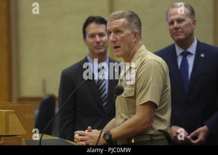 Le colonel Jason G. Woodworth, commandant de Marine Corps Air Station Miramar, exprime sa gratitude à la ville de San Diego San Diego au conseil de ville, à San Diego, le 17 juillet 2018. San Diego a proclamé le 17 juillet comme "Colonel Jason Woodworth Day", après avoir reconnu le Colonel Woodworth ses réalisations et rôle dans l'édification d'une meilleure relation avec la ville et MCAS Miramar, en tant que commandant. Banque D'Images