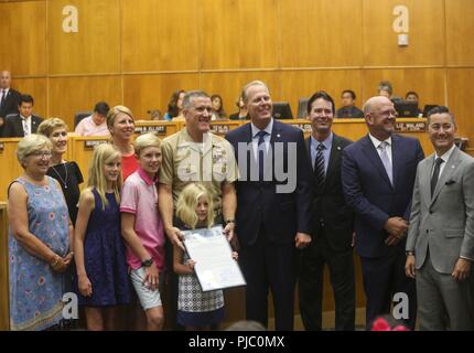 Le colonel Jason G. Woodworth, commandant de Marine Corps Air Station Miramar, et sa famille posent pour une photo à côté du maire de San Diego, Kevin Faulconer, et les membres du conseil municipal Mark Kersey, Scott Sherman et Chris Cate au cours d'une réunion du conseil municipal à l'Hôtel de ville de San Diego, San Diego, le 17 juillet 2018. San Diego a proclamé le 17 juillet comme "Colonel Jason Woodworth Day", après avoir reconnu le Colonel Woodworth ses réalisations et rôle dans l'édification d'une meilleure relation avec la ville et MCAS Miramar, en tant que commandant. Banque D'Images