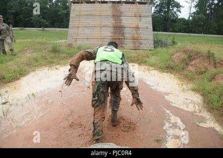 La CPS. Andrew Pena, de l'armée américaine Commande de cadets, en concurrence dans le parcours de l'événement Concours de meilleur guerrier TRADOC, Fort Gordon, la Géorgie, le 19 juillet 2018. Le concours récompense Meilleur Guerrier TRADOC sous-officiers et soldats qui font preuve d'engagement à l'Armée de valeurs, incarnent l'Ethos guerrier, et représentent la force de l'avenir en les testant avec des évaluations de la condition physique, des examens écrits, des simulations de combat en zone urbaine, et d'autres tâches et d'exercices de combat guerrier. Banque D'Images