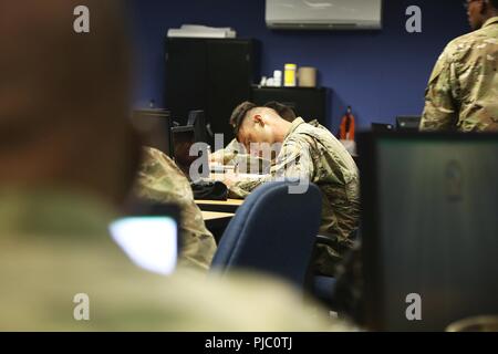 Le Sgt. 1re classe Matthew Sanders de cadets de l'armée américaine, la commande prend l'examen écrit de la compétition meilleur guerrier TRADOC, Fort Gordon, la Géorgie, le 19 juillet 2018. Le concours récompense Meilleur Guerrier TRADOC sous-officiers et soldats qui font preuve d'engagement à l'Armée de valeurs, incarnent l'Ethos guerrier, et représentent la force de l'avenir en les testant avec des évaluations de la condition physique, des examens écrits, des simulations de combat en zone urbaine, et d'autres tâches et d'exercices de combat guerrier. Banque D'Images