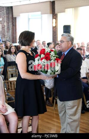 Ingénieur civil Ralph Lamoglia présente Janet Graham, épouse du commandant sortant, le Major-général William H. Graham, en reconnaissance durant l'Army Corps of Engineers des États-Unis de la Division de l'Atlantique Nord à un changement de commandement au Fort Hamilton Community Club à Brooklyn, New York le 19 juillet 2018. Banque D'Images