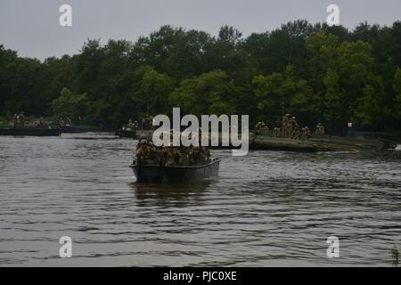 Des soldats de la 489th Engineer Battalion conduite formation Gap crossing humide au cours de l'opération d'agression de la rivière à Fort Chaffee Centre mixte, le 18 juillet. La rivière est une opération d'assaut de l'Armée de l'exercice annuel de formation mettant l'accent sur la formation et le développement de compétences de soldat du génie au niveau du peloton et ci-dessous. Banque D'Images