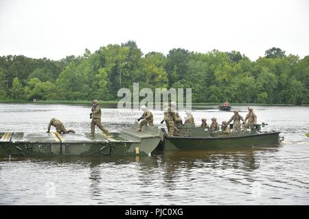 Des soldats de la 489th Engineer Battalion conduite formation Gap crossing humide au cours de l'opération d'agression de la rivière à Fort Chaffee, Centre canadien d'entraînement commun, 18 juillet. La rivière est une opération d'assaut de l'Armée de l'exercice annuel de formation mettant l'accent sur la formation et le développement de compétences de soldat du génie au niveau du peloton et ci-dessous. Banque D'Images