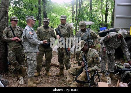 Dans cette image, libéré par l'armée américaine, les soldats de réserve avec le 420th Brigade ingénieur reste de la journée de formation au cours de l'agression du fleuve 2018 à Fort Chaffee, Arkansas, le 18 juillet 2018. L'exercice souligne le guerrier et l'ingénieur des compétences des troupes comme ils s'engager deux semaines de formation dans le domaine des armes à la familiarité, la sécurité, et Gap crossing humide dans un environnement tactique. Banque D'Images