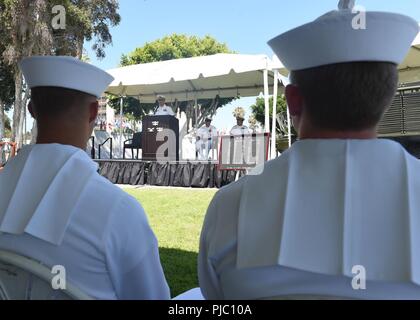 SAN DIEGO (19 juillet 2018) - Le Cmdr. Matthew Russell, commandant de l'équipe de bateau spécial (SBT) 20 prononce un discours aux récents diplômés de guerre Combatant-Craft spécial Crewman (SWCC) Classe 100. À la suite d'une 37 semaine de stage, ces étudiants vont maintenant rejoindre diverses commandes des opérations spéciales de la Marine pour commencer leur carrière dans les opérations spéciales des plaisanciers. Banque D'Images