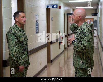 NAVAL STATION GUAM (Jul. 18, 2018) Le Capitaine Bob Baughman, commandant de la Task Force (CTF) 75 donne un tour à l'arrière Adm. Troy M. McClelland, suppléant de la construction navale, la Marine Expeditionary Force Combat Command. , Commandant de la Task Force (CTF) 75, la task force expéditionnaire principale responsable de la planification et l'exécution des opérations fluviales côtières, des explosifs et munitions, d'ingénierie et de construction, plongée sous-marine et de construction dans la 7e flotte des États-Unis zone de responsabilité. Banque D'Images