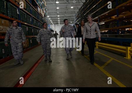 U.S. Air Force Tech. Le Sgt. Noah Clifton, gauche, 100e Escadron de préparation logistique sous-officier responsable de l'équipement de protection individuelle, le s.. Tiani Talledo, 100e vol LRS superviseur du centre de service, le Colonel Christopher Amrhein 100e escadre de ravitaillement en vol, et secrétaire de l'Air Force Heather Wilson discuter de la mise à jour des opérations dans l'entrepôt de LRS 100e RAF Mildenhall, Angleterre le 12 juillet, 2018. Wilson Secrétaire visité RAF Mildenhall à s'engager avec le 100e de l'aviation et l'ARW discuter des innovations et de stratégie. Banque D'Images