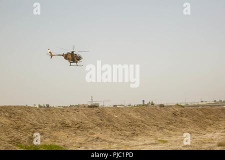 La province d'Helmand, en Afghanistan (Juillet 17, 2018) - Une armée de l'air afghane (AAF) MD 530 mouches par hélicoptère au cours d'une gamme de tir réel un camp Shorabak. Les pilotes ont tiré à l'AAF explosées à l'appui de troupes au sol au cours du cycle de préparation opérationnelle de l'exercice culminant. Banque D'Images