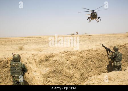 La province d'Helmand, en Afghanistan (Juillet 17, 2018) - Une armée de l'air afghane (AAF) Hélicoptère MD 530 renvoie à la base, à la suite d'une attaque de tir réel d'entraînement au Camp Shorabak. Les pilotes ont tiré à l'AAF explosées à l'appui de troupes au sol au cours du cycle de préparation opérationnelle de l'exercice culminant. Banque D'Images