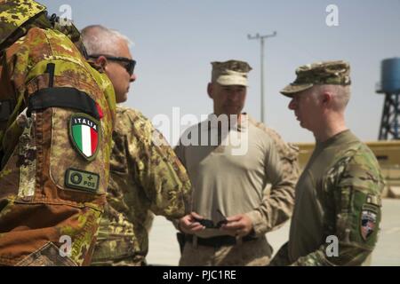 La province d'Helmand, en Afghanistan (Juillet 16, 2018) - Former, conseiller et assister les conseillers en Command-West parler à un conseiller du Corps des Marines des États-Unis avec la Force au sud-ouest au cours d'une visite du centre de formation militaire régional (RMTC) installations à Camp Shorabak. Bruno a visité l'Helmand RMTC pour acquérir une meilleure compréhension de l'Armée nationale afghane 215e Corps, et ce cycle de préparation opérationnelle et de la formation l'ont les soldats au RMTC. Banque D'Images