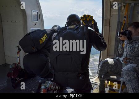 Navigant de première classe Hanna Smith, photojournaliste, 439e Airlift Wing Public Affairs, prend une photo de deux chevaliers d'or de l'armée américaine durant le vol le 15 juillet 2018, au cours de la grande exposition sur l'air de la Nouvelle Angleterre Westover Air Reserve Base à Chicopee, Massachusetts Golden Knights de l'armée américaine prennent souvent des aviateurs d'affaires publiques et médias civils sur leurs vols pour capturer leur acte du ciel. Banque D'Images