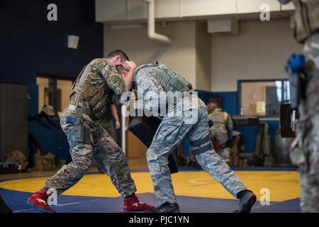 Les forces de sécurité d'un spécialiste (à gauche) de la 193e Escadron d'opérations spéciales les forces de sécurité, New York Air National Guard, défend lui-même au cours d'un seul agresseur à percer le 13 juillet 2018 à l'école secondaire Middletown de Middletown, Connecticut. Le 193e SOSFS aviateurs utilisé les quatre concepts défensifs (mobilité, remportant l'angle, la distance, de la gestion et de transition) qu'ils ont appris dans les deux jours précédents pour se défendre dans une situation hostile. Banque D'Images