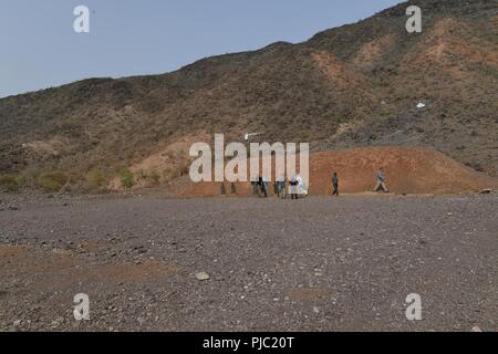 Un soldat de l'Armée américaine affecté à la 404e Bataillon des affaires civiles définir des objectifs pour une journée de formation à une gamme à Arta (Djibouti), le 18 juillet 2018. Les journées de formation des soldats à se tenir à jour sur les tactiques et les systèmes d'armes, de renforcer leurs capacités opérationnelles. Les trains aussi des affaires civiles dans l'usure des civils afin de refléter leur code vestimentaire standard lorsque vous voyagez à travers la région. Banque D'Images