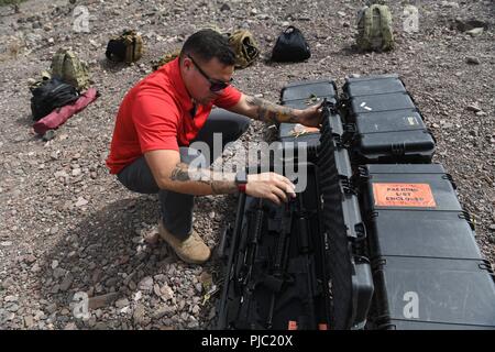 Un soldat de l'Armée américaine affecté à la 404e bataillon se prépare des affaires civiles des armes pour une journée de formation à une gamme à Arta (Djibouti), le 18 juillet 2018. Les journées de formation des soldats à se tenir à jour sur les tactiques et les systèmes d'armes, de renforcer leurs capacités opérationnelles. Les trains aussi des affaires civiles dans l'usure des civils afin de refléter leur code vestimentaire standard lorsque vous voyagez à travers la région. Banque D'Images