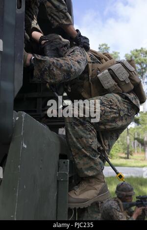 Un U.S. Marine avec II Marine Expeditionary Force, Bataillon de soutien II MEF Information Group s'apprête à quitter sur un convoi au cours d'un exercice sur le terrain du bataillon au Camp Lejeune, N.C., le 17 juillet 2018. La formation a été effectuée afin d'améliorer la capacité d'effectuer des Marines tactiques de combat dans un environnement de combat et maintenir l'état de préparation de l'unité. Banque D'Images