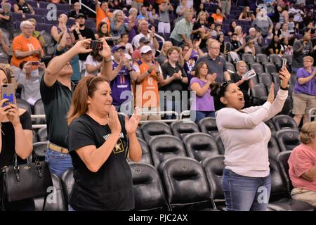 Spectateurs de la Phoenix Mercury et Las Vegas as Women's National Basketball Association correspondent, cheer futurs soldats et les recruteurs du recrutement Phoenix bataillon, suivant leur serment d'engagement cérémonie, le 19 juillet, Talking Stick Resort Arena, Phoenix. Banque D'Images