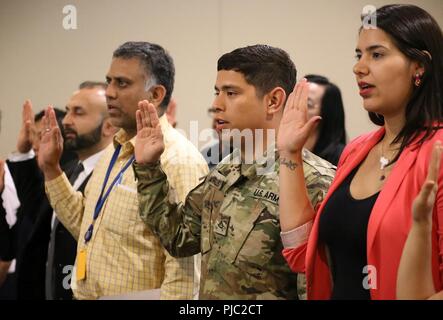 Pvt. 1re classe Aquiles R. Morales Centeno et siège de l'entreprise de l'Administration centrale, 3e Bataillon, 161e Régiment d'infanterie, 81e Stryker Brigade Combat Team, récite le serment d'allégeance à la naturalisation des États-Unis d'Amérique pour devenir un citoyen naturalisé américain du 17 juillet 2018 dans Seattle, Washington PFC. Morales est originaire du Nicaragua mais rejoint la garde nationale de Washington avec l'objectif d'obtenir son diplôme collégial. Banque D'Images