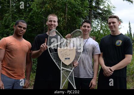 Une équipe d'aviateurs du 354e Escadron des communications tiennent leur première place au Trophée la première survie arctique Mud Run 5k, 16 juillet 2018 à Eielson Air Force Base, en Alaska. Ils ont réalisé quatre défis et fini le 5k en 39 minutes et 47 secondes. Banque D'Images