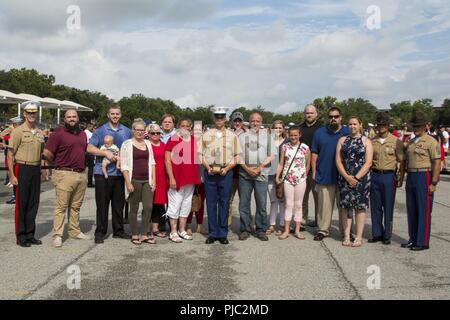 Le soldat de première classe Brian Reynolds gagne par le Brigadier-général James F. Glynn, le général commandant du Corps des marines de l'Île Parris Dépôt recruter, sergent-major et Rafael Rodriguez, le sergent-major de MCRD Parris Island, le 20 juillet 2018, à l'Île Parris MCRD, Caroline du Sud, après avoir été nommé honneur diplômé de la Compagnie A, 1er Bataillon, Régiment d'entraînement des recrues. L'honneur de l'enseignement supérieur reconnaît le meilleur exemple de la Marine qui marine totale, concept qui englobe la forme physique, l'adresse au tir et qualités de leadership, au cours de la formation des recrues. Reynolds, qui a obtenu son diplôme fi Banque D'Images