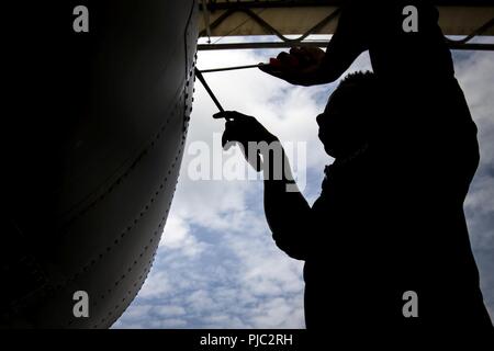 Airman Senior Shayne Cole, 74e Unité de maintenance d'aéronefs (UMA) propulsion aéronautique Technicien, dévisse le panneau d'un A-10C Thunderbolt II, le 16 juillet 2018, à Moody Air Force Base, à partir de la 74 e section de aviateurs UMA jouer un rôle dans l'entretien et la maintenance de l'Air Force opérationnelle la plus importante A-10C Thunderbolt II Le groupe de chasse. Les responsables de la 74e uma accompli une réparation sur un Turbo-Fan-34 moteur en fonctionnement 48 heures. Banque D'Images