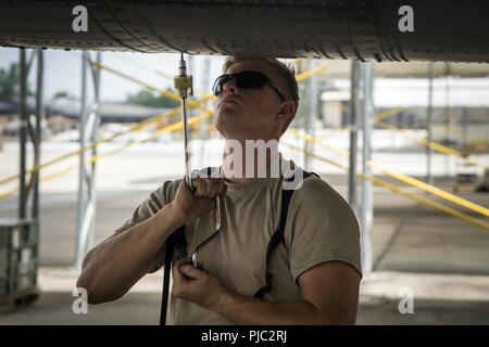 Navigant de première classe Tyler Boyd, 74e Unité de maintenance d'aéronefs (UMA), chef d'équipe vérifie la pression d'air dans le moteur d'un A-10C Thunderbolt II, le 16 juillet 2018, à Moody Air Force Base, aviateurs de la 74e Section de l'UMA sont responsables de l'entretien et la maintenance de l'Air Force opérationnelle la plus importante A-10C Thunderbolt II Le groupe de chasse. Les responsables de la 74e uma accompli une réparation sur un Turbo-Fan-34 moteur en fonctionnement 48 heures. Banque D'Images