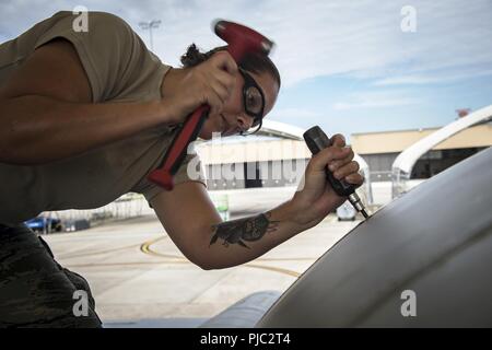 Navigant de première classe Lisha Ouest, 74e Unité de maintenance d'aéronefs (UMA) propulsion aéronautique Technicien, supprime le bord d'un A-10C Thunderbolt II, le 17 juillet 2018, à Moody Air Force Base, à partir de la 74 e section de aviateurs UMA jouer un rôle dans l'entretien et la maintenance de l'Air Force opérationnelle la plus importante A-10C Thunderbolt II Le groupe de chasse. Les responsables de la 74e uma accompli une réparation sur un Turbo-Fan-34 moteur en fonctionnement 48 heures. Banque D'Images