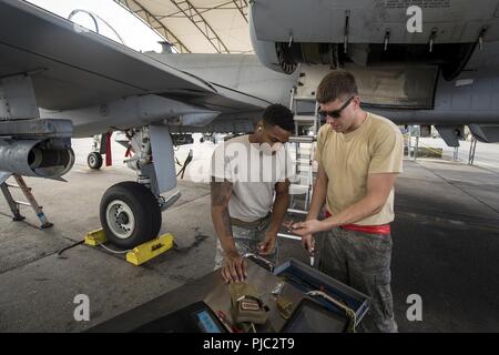 Navigant de première classe Nathan Manzella, droite, et l'Aviateur Senior Shayne Cole, à la fois 74e Unité de maintenance d'aéronefs (UMA) propulsion aérospatiale inspectent un outil, le 17 juillet 2018, à Moody Air Force Base, à partir de la 74 e section de aviateurs UMA jouer un rôle dans l'entretien et la maintenance de l'Air Force opérationnelle la plus importante A-10 Fighter Group. Les responsables de la 74e uma accompli une réparation sur un Turbo-Fan-34 moteur en fonctionnement 48 heures. Banque D'Images