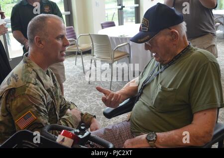 Le Sgt commande. Le Major Rick Megaloff, sergent-major de commandement de l'état de l'Arkansas, de la Garde nationale, présente ses coins d'excellence dans la catégorie Master Sgt. Au cours de la 'Wolfe Denman Déjeuner Ranger', à la maison des anciens combattants de l'Arkansas de North Little Rock, Arkansas, le 18 juillet 2018. Banque D'Images