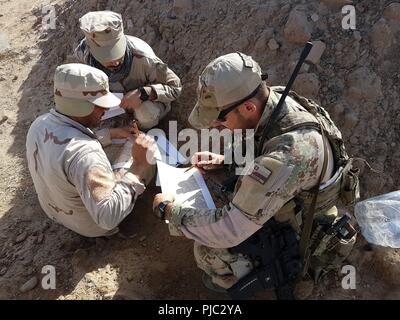 KANDAHAR, Afghanistan (juillet 10,2018) -- un ressortissant slovaque de la finale de l'attaque conjointe (JTAC) conseiller général de la commande des trains des unités spéciales de la police afghane (GCPSU) Force territoriale 444 membres à identifier des cibles sur le champ de bataille au cours d'un air-sol, à l'exercice d'intégration gamme Tarnak, province de Kandahar, Afghanistan, 9-10 juillet 2018. Au cours de l'exercice de deux jours, plus de 50 contrôleurs aériens tactiques afghans des deux carburants de 444 et la Mission spéciale Wing, conseillé par les États-Unis et ses partenaires de la coalition, les frappes aériennes dirigées sur des cibles statiques simulée. (Photo OTAN/libérés) Banque D'Images