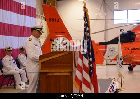 Le capitaine Michael Mullen, commandant du Secteur de la Garde côtière canadienne North Bend, Oregon, s'adresse aux participants au secteur nord Bend Cérémonie de passation de commandement tenue à la base de North Bend, Oregon, le 20 juillet 2018. Mullen transférés pour le capitaine Olav Saboe devant tout le personnel du secteur lors de la traditionnelle cérémonie militaire. La Garde côtière américaine Banque D'Images