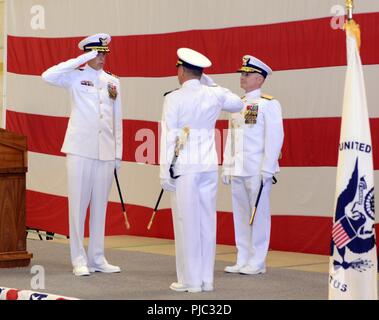 Le capitaine Olav Saboe salue le capitaine Michael Mullen comme il soulage comme commandant du Secteur de North Bend au cours d'une cérémonie de passation de commandement tenue à North Bend, Oregon, le 20 juillet 2018. La cérémonie de passation de commandement a été présidée par Adm arrière. David Throop, commandant du 13ème arrondissement de La Garde côtière canadienne. La Garde côtière américaine Banque D'Images