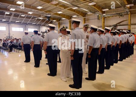 Le capitaine Michael Mullen, commandant du Secteur Nord Bend et le capitaine Olav Saboe inspecter l'équipage du Secteur Nord Bend dans l'hélicoptère de la base hanger North Bend, Oregon, le 20 juillet 2018. L'équipage du Secteur Nord Bend opèrent entre l'Oregon et de la Californie du nord frontaliers 220 milles à Pacific City, Oregon, U.S. Coast Guard Banque D'Images