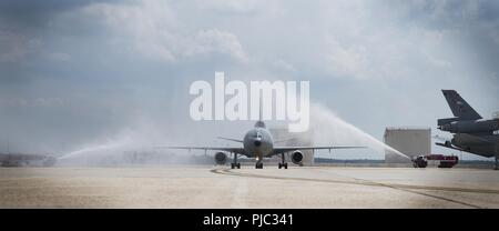 Un U.S. Air Force KC-10 Extender piloté par l'Air Force colonel Darren Cole, commandant de l'Escadre de mobilité aérienne 305e, les taxis sur l'aire sous une arche de l'eau pendant son vol fini sur Joint Base McGuire-Dix-Lakehurst, N.J., le 17 juillet 2018. Cole fait son dernier vol sur une base commune MDL avant de se rendre à sa prochaine affectation à Joint Base Andrews comme directeur du Commandement central des États-Unis et le déploiement d'opérations de Distribution Center et directeur adjoint de la direction de l'ingénierie et la logistique de l'USCENTCOM. Banque D'Images