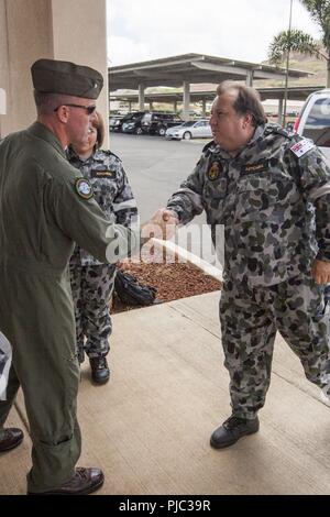 MARINE CORPS AIR STATION KANEOHE BAY (Wisconsin (19 juillet 2018) U.S. Marine Corps, le Lieutenant-colonel Nathaniel Baker, commandant, Marine Corps Air Station (MCAS) La baie de Kaneohe, accueille Robert Mitchell, membre du Parlement australien pour McEwen, au cours d'une visite sur MCM La Baie de Kaneohe, Hawaii, le 19 juillet 2018. Les représentants du gouvernement une partie de la Force de défense australienne a visité le programme parlementaire pour l'expérience MCBH de Rim Pacific (RIMPAC) et ont pu visiter par MCBH leadership pour étendre leur connaissance de la Marine et du Corps des actions autour de l'île. RIMPAC fournit une formation de valeur f Banque D'Images