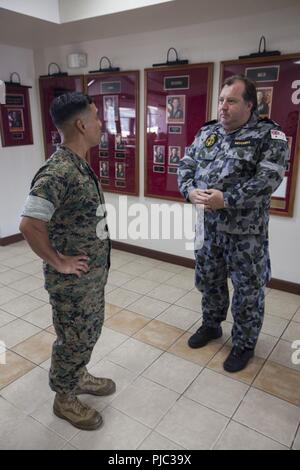 MARINE CORPS BASE HAWAII (19 juillet 2018) Le colonel du Corps des Marines américain Raul Lianez, commandant de la Base du Corps des Marines (Hawaï), accueille MCBH Robert Mitchell, membre du Parlement australien pour McEwen, au cours d'une visite sur Juillet 19, 2018 MCBH. Les représentants du gouvernement une partie de la Force de défense australienne a visité le programme parlementaire pour l'expérience MCBH de Rim Pacific (RIMPAC) et ont pu visiter par MCBH leadership pour étendre leur connaissance de la Marine et du Corps des actions autour de l'île. RIMPAC fournit une formation de valeur pour la tâche-organisé, hautement capable air-sol marin Task forc Banque D'Images