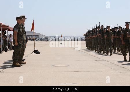 Le colonel Charles Dockery, commandant, Marine Corps Air Station (MCAS) Miramar, et le Colonel Jason G. Woodworth, ancien commandant du MCAS Miramar au garde à vous au cours de la passe et de l'examen de leur cérémonie de passation de commandement au MCAS Miramar, Californie, le 20 juillet. Woodworth est le commandant du MCAS Miramar pour trois ans et a supervisé plusieurs efforts de conservation d'énergie, qui mène à la réception de la MCAS Miramar 2017 Commandant en chef pour l'excellence de l'installation. Banque D'Images