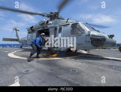 Océan Pacifique (Juillet 20, 2018) Seaman Kade Hunter, de Murfreesboro, Tennessee, assure un hélicoptère MH-60S, affecté à la "Black Knights" de l'Escadron d'hélicoptères de combat de la mer (HSC) 4, à l'envol du croiseur lance-missiles USS Lake Champlain (CG 57) au cours d'un ravitaillement en mer de la cargaison sèche auxiliaire et de munitions ship USNS Charles Drew (T-AKE 10) pour le Rim of the Pacific (RIMPAC), le 20 juillet. Vingt-cinq nations, plus de 45 navires et sous-marins, et d'environ 200 avions et 25 000 hommes participent de l'exercice RIMPAC 2008 du 27 juin au 2 août dans et autour des îles Hawaï un Banque D'Images