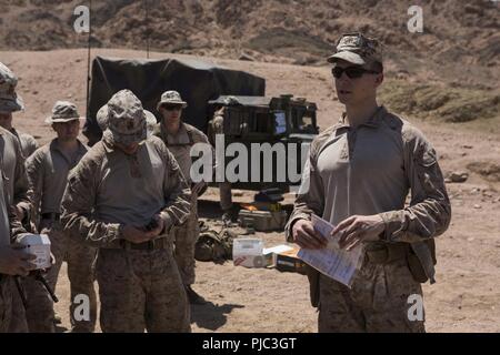 Titine CAMP, Jordanie (8 juillet 2018) U.S. Marine Le capitaine Ian S. Simpson, un officier du génie de combat, attribué à l'Équipe de débarquement du bataillon, 2e Bataillon, 6e Régiment de Marines (BLT 2/6), 26e Marine Expeditionary Unit (MEU), donne un exposé sur les mesures de sécurité avant de mener soutien la formation au Camp titine, la Jordanie, le 8 juillet 2018. Iwo Jima est le navire amiral de l'Iwo Jima Groupe amphibie et, avec la 26e unité expéditionnaire de Marines embarqués, est déployé sur le 5e flotte américaine zone d'opérations à l'appui des opérations navales pour assurer la stabilité et la sécurité maritime dans la région Centrale, reliant le moi Banque D'Images