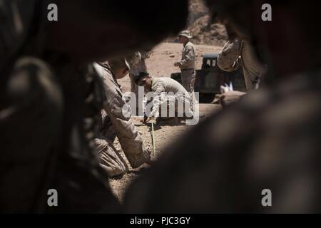 Titine CAMP, Jordanie (8 juillet 2018) Les Marines américains affectés à l'Équipe de débarquement du bataillon, 2e Bataillon, 6e Régiment de Marines (BLT 2/6), 26e Marine Expeditionary Unit (MEU), d'établir des mesures de démolition pour être utilisées au cours de soutien la formation au Camp titine, la Jordanie, le 8 juillet 2018. Iwo Jima est le navire amiral de l'Iwo Jima Groupe amphibie et, avec la 26e unité expéditionnaire de Marines embarqués, est déployé sur le 5e flotte américaine zone d'opérations à l'appui des opérations navales pour assurer la stabilité et la sécurité maritime dans la région Centrale, reliant la Méditerranée et le Pacifique throu Banque D'Images