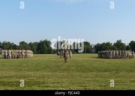 Plus de 250 corps de formation des officiers de réserve affecté au 2ème régiment des cadets, des cadets de l'armée américaine se commande en formation au cours de leur camp de base des diplômes à Brooks Champ à Fort Knox, Kentucky, le 11 juillet. Ctbds les cadets doivent compléter avec succès un rigoureux cours de leadership de 31 jours conçu pour introduire les cadets à l'armée. La formation est centrée sur le développement du leadership et est destiné à pousser les leaders de l'avenir de l'armée à leurs limites physiques et mentales, tout en les mettant au défi de découvrir leur vrai potentiel de leadership. Banque D'Images